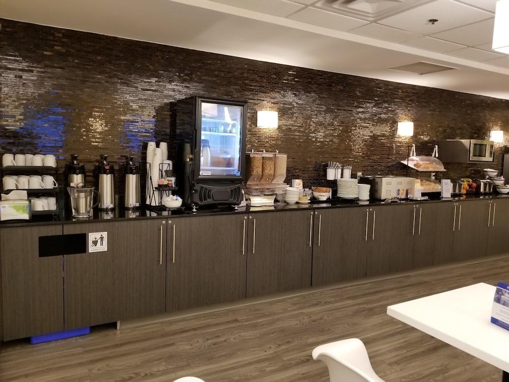 机场贝斯特韦斯特Plus套房酒店 萨斯卡通 外观 照片